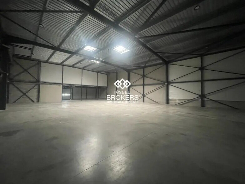 Industrial in Aix-en-Provence to rent - Interior Photo - Image 2 of 8