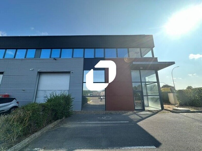 Light Industrial in Mitry-Mory to rent - Building Photo - Image 1 of 8