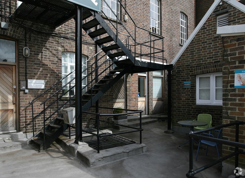 45 London Rd, East Grinstead to rent - Building Photo - Image 3 of 6