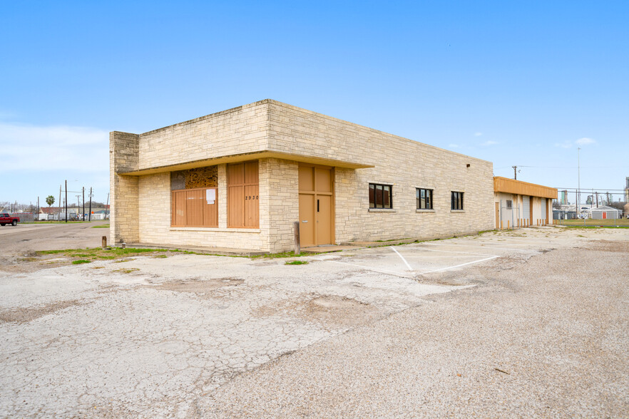 2930 Leopard St, Corpus Christi, TX for sale - Building Photo - Image 1 of 18