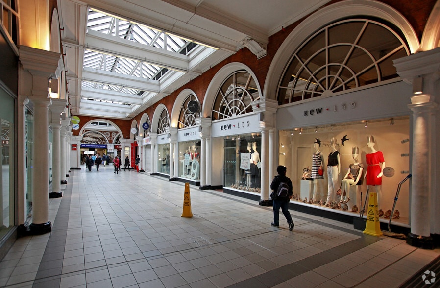 125 Kensington High St, London to rent - Interior Photo - Image 2 of 18