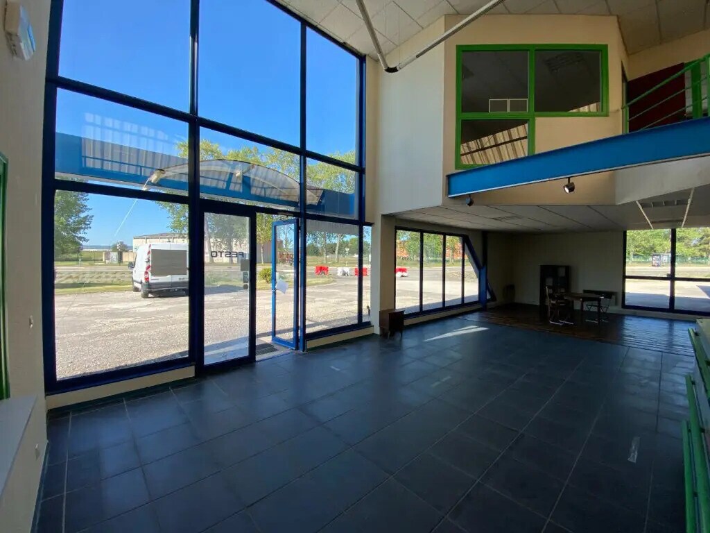 Location Local d'activités 850 m² - Photo 1