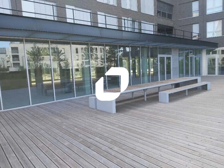 Retail in Bordeaux to rent - Building Photo - Image 1 of 10