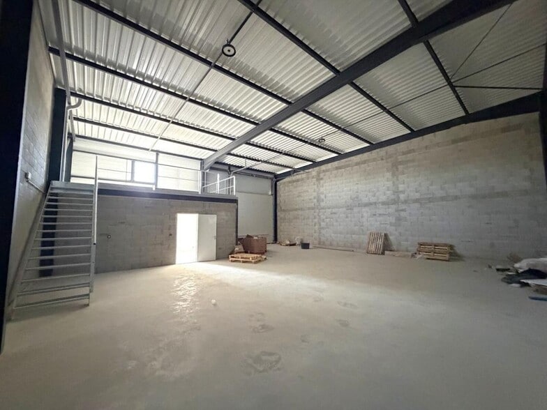 Light Industrial in Mornant to rent - Interior Photo - Image 2 of 8