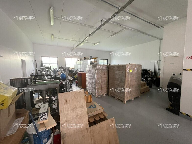 Light Industrial in Croissy-Beaubourg for sale - Interior Photo - Image 2 of 5
