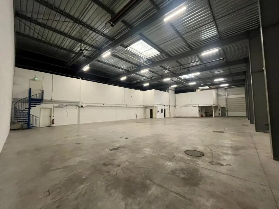 Industrial in MASSY to rent Interior Photo- Image 1 of 7