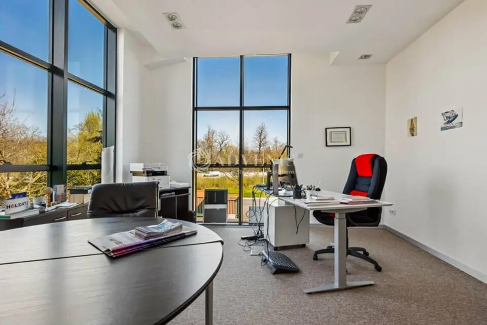 Location Bureaux 196 m² - Photo 1