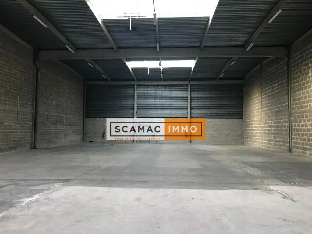 Location Entrepôt 896 m² - Photo 1