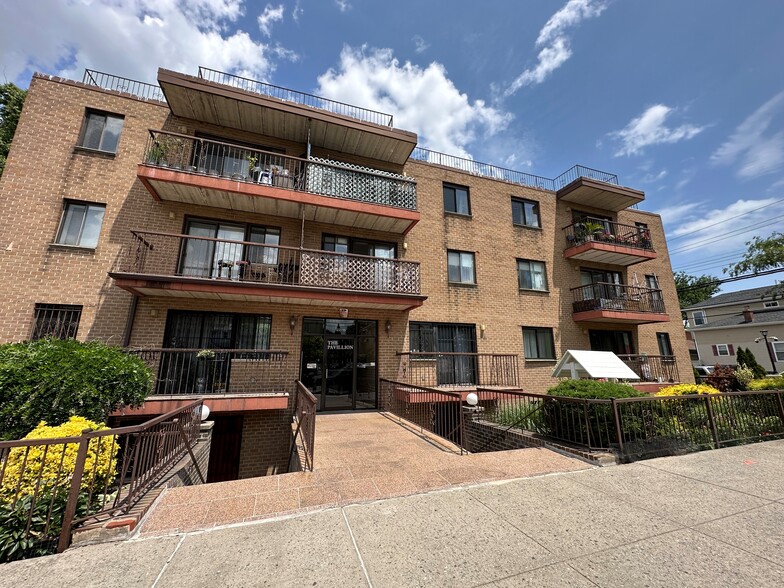 122-15 25th Rd, Flushing, NY for rent - Building Photo - Image 1 of 3