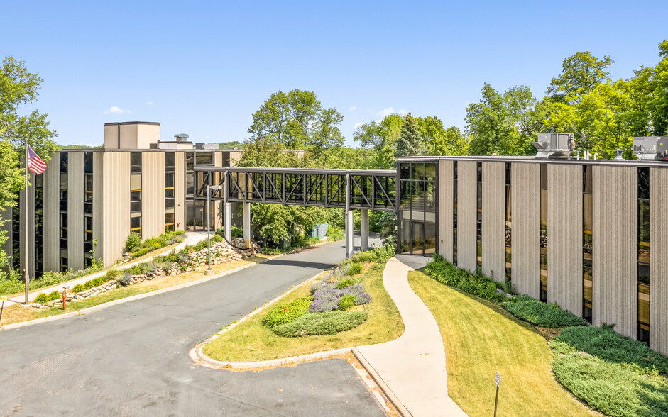 1800 Pioneer Creek Ctr, Maple Plain, MN for sale - Building Photo - Image 1 of 22