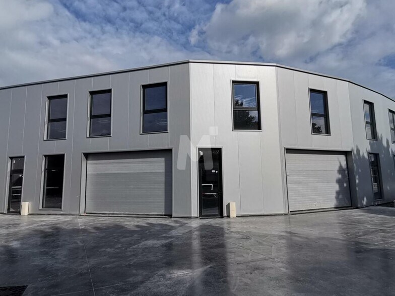 Office in Grigny to rent - Building Photo - Image 2 of 7