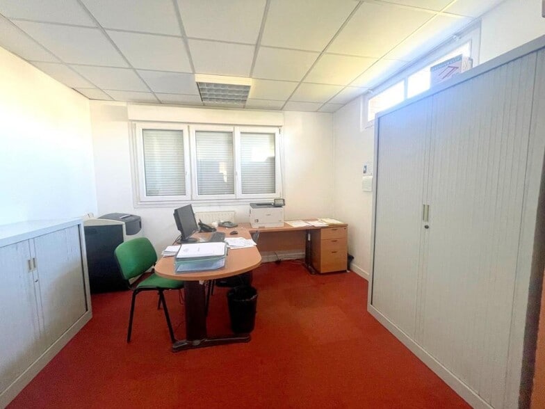 Office in Poissy for sale - Interior Photo - Image 2 of 13