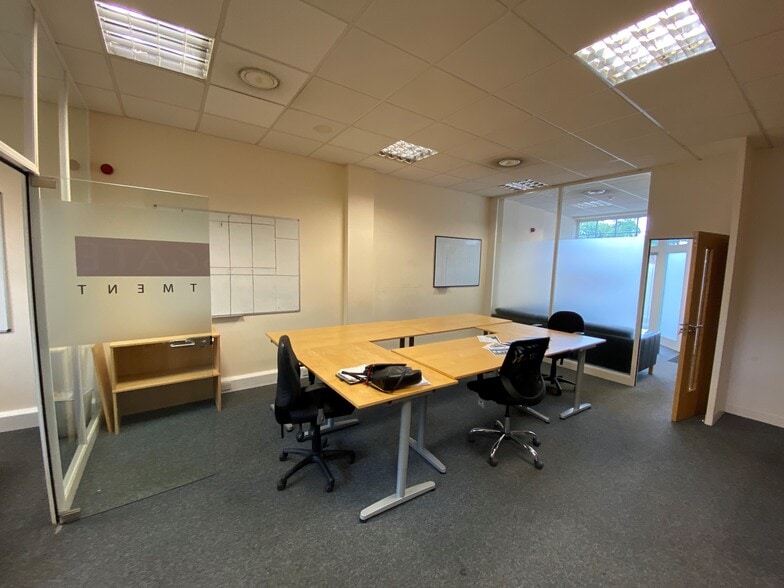 5-11 Hampton Court Rd, Kingston Upon Thames to rent - Interior Photo - Image 3 of 4