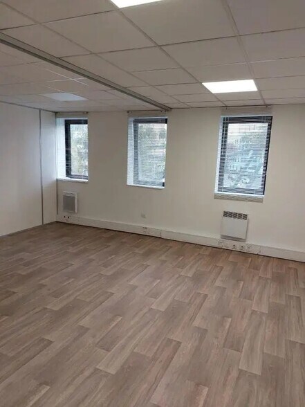 Office in Nanterre to rent - Interior Photo - Image 2 of 8