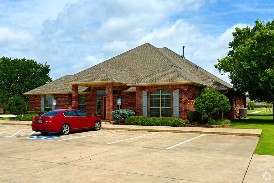 417 W 18th St, Edmond, OK for rent - Primary Photo - Image 1 of 22