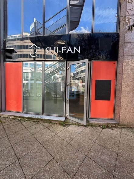 Retail in Nanterre to rent - Building Photo - Image 1 of 8