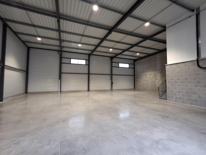 Light Industrial in Chassieu to rent - Interior Photo - Image 3 of 7