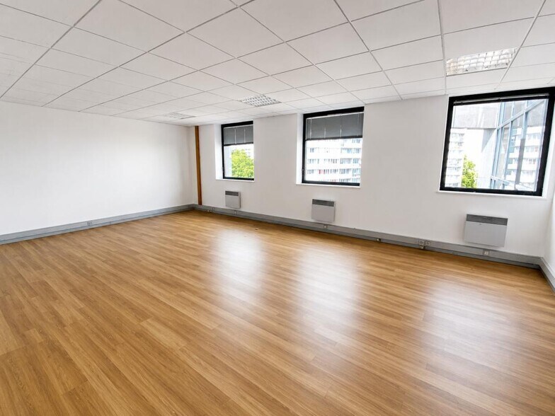 Office in Ivry-sur-Seine to rent - Interior Photo - Image 1 of 6