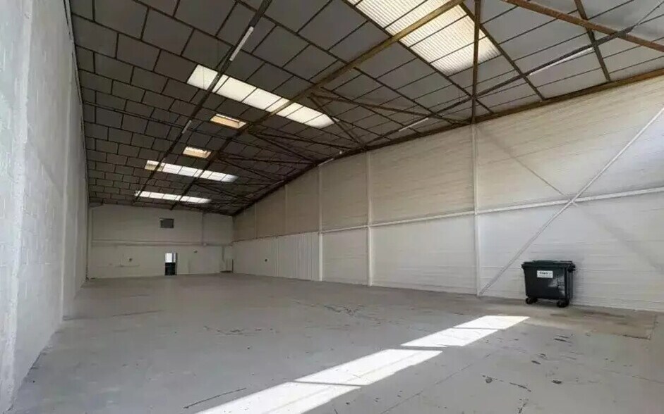 Light Industrial in Coignières to rent - Interior Photo - Image 1 of 7
