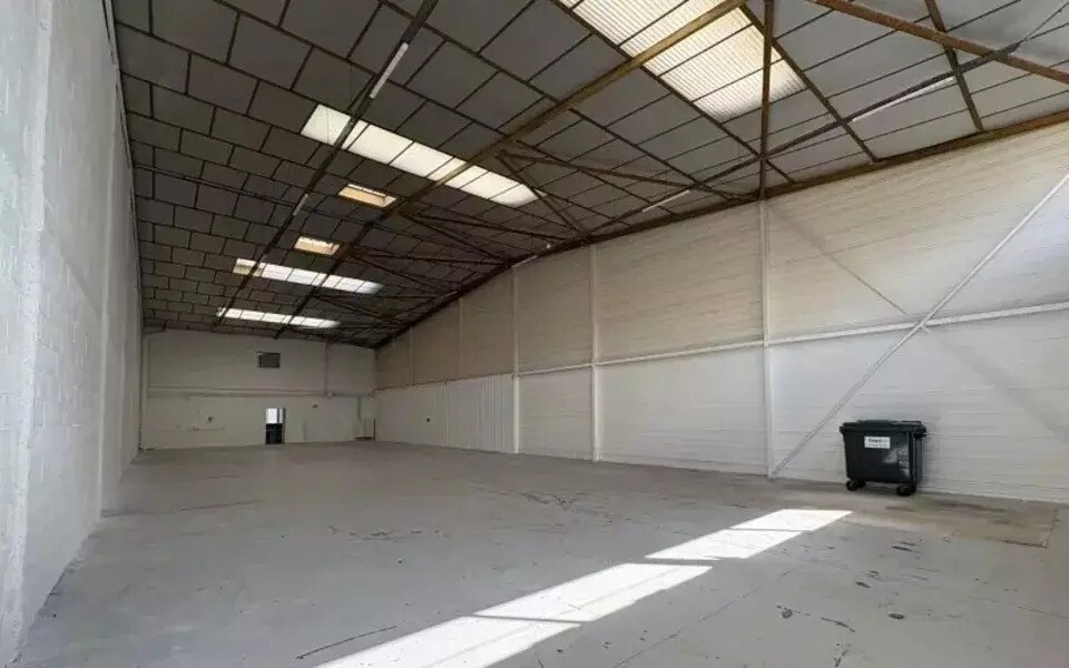 Location Local d'activités 496 m² - Photo 1