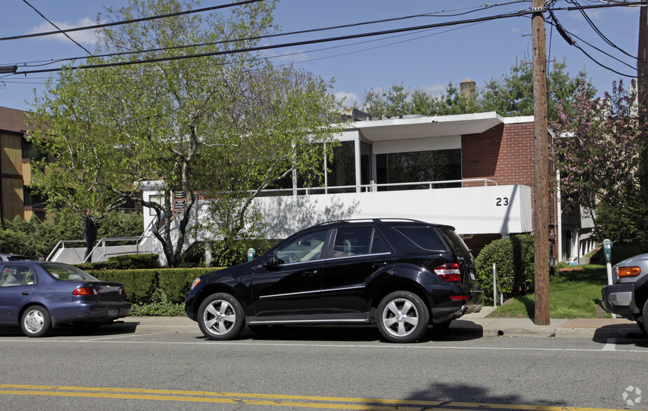 23 Bond St, Great Neck, NY for sale - Primary Photo - Image 1 of 1