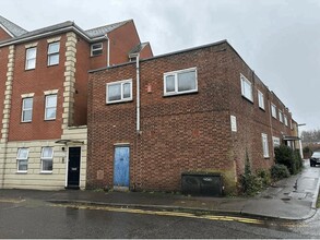 Gogmore Ln, Chertsey to rent Building Photo- Image 2 of 4