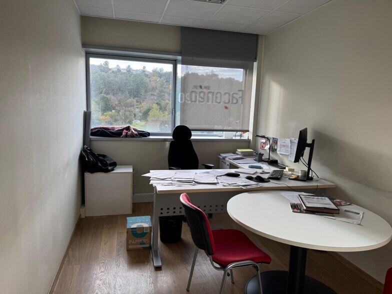 Office in Aubagne to rent - Interior Photo - Image 2 of 7
