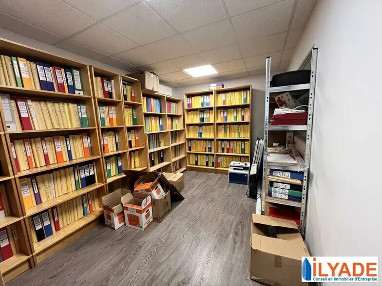 Office in Rousset to rent - Interior Photo - Image 2 of 8