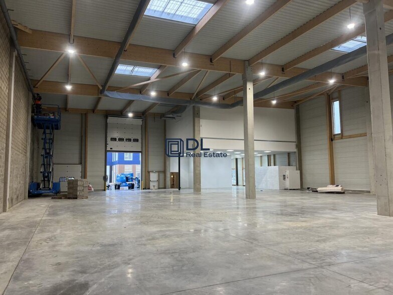 Industrial in Moissy-Cramayel to rent - Interior Photo - Image 1 of 8