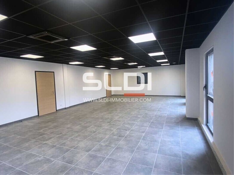 100 Rue De L'Industrie, Saint-Priest to rent - Building Photo - Image 3 of 7