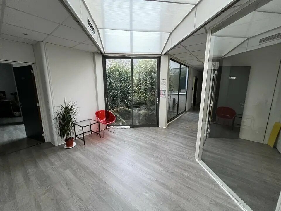 Location Bureaux 585 m² - Photo 1