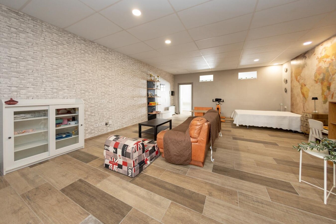 Pineda de Mar, BAR 08397 - Unit 1 - - Interior Photo - Image 1 of 16