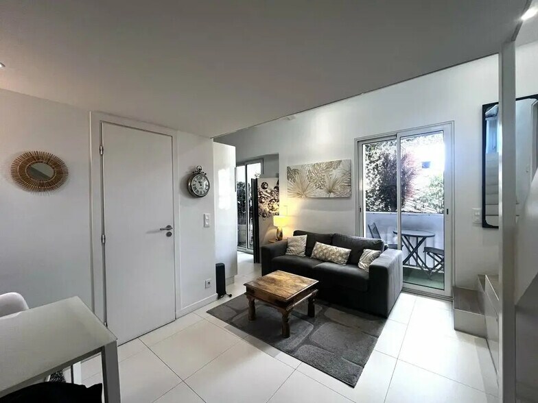 Light Industrial in Nice for sale - Building Photo - Image 2 of 8