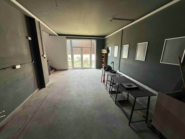 16 High St, Crewe to rent - Interior Photo - Image 3 of 5