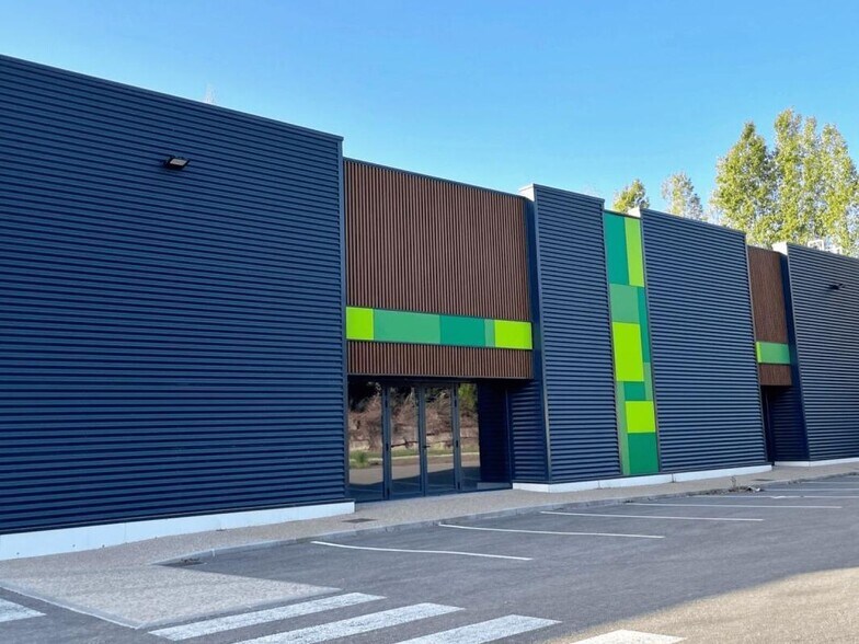 Retail in Anse to rent - Building Photo - Image 1 of 5