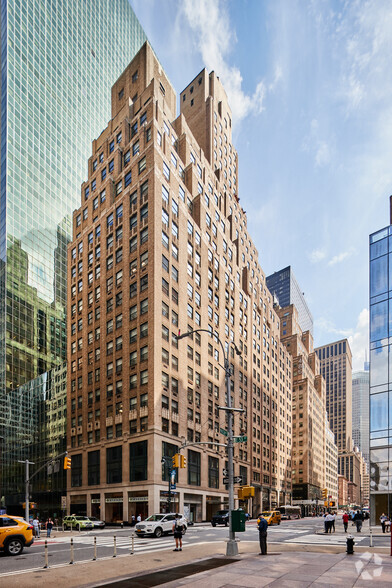 509 Madison Ave, New York, NY for rent - Building Photo - Image 1 of 4