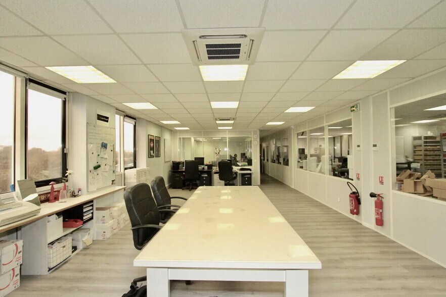 Office in Saint-Thibault-des-Vignes for sale - Interior Photo - Image 2 of 6