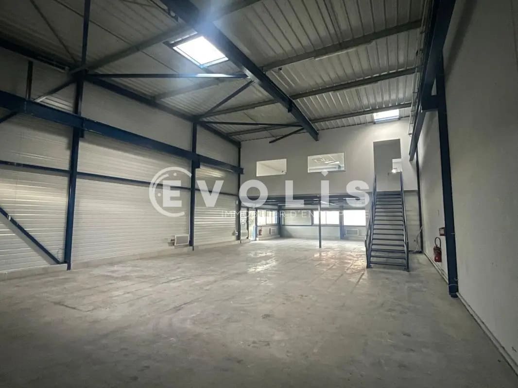 Light Industrial in SAINT-JEAN-D'ILLAC to rent Building Photo- Image 1 of 10