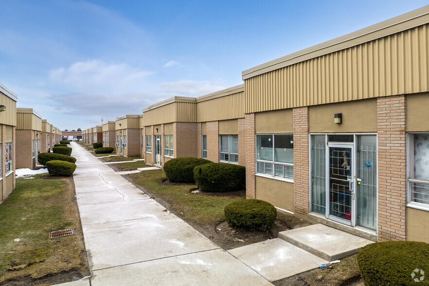 2446 Cawthra Rd, Mississauga, ON for rent - Building Photo - Image 3 of 4