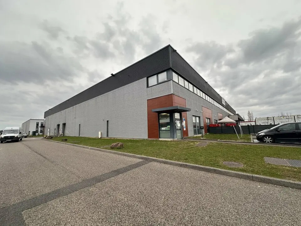 Location Entrepôt 4 650 m² - Photo 1