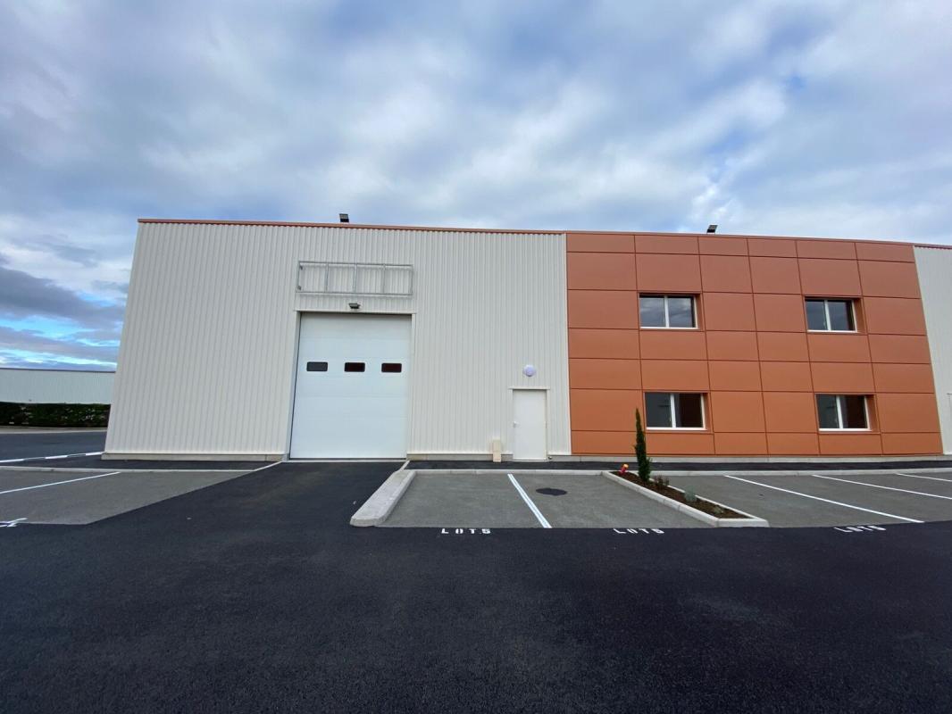 Light Industrial in Chassieu to rent Building Photo- Image 1 of 7