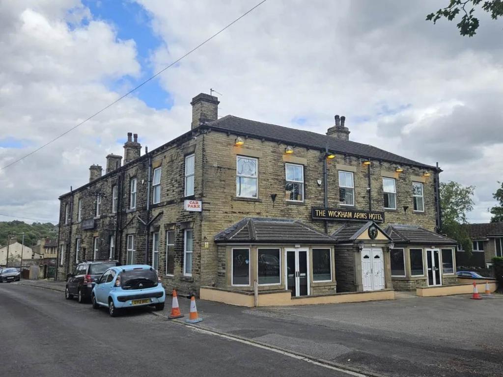 15 St. Peg Ln, Cleckheaton to rent Building Photo- Image 1 of 4
