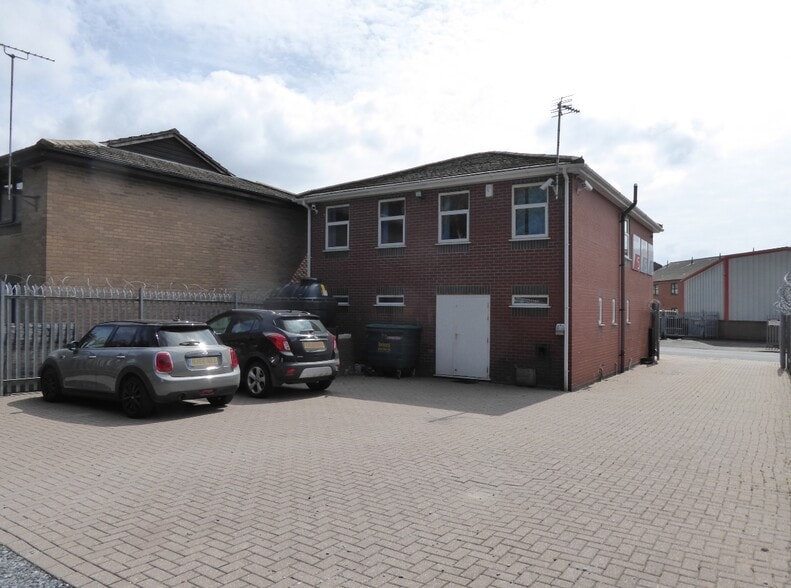 Littleton Dr, Cannock to rent - Building Photo - Image 2 of 2
