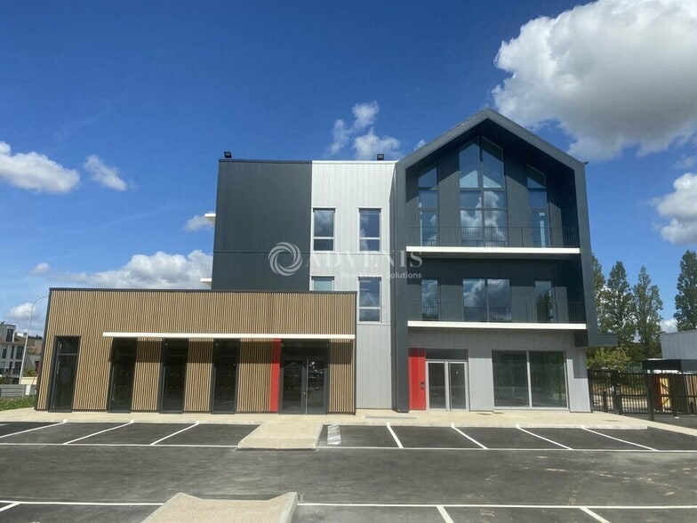 Rue Pierre Curie, Plaisir to rent - Building Photo - Image 2 of 8