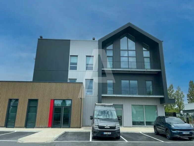 Office in Plaisir to rent - Building Photo - Image 2 of 7