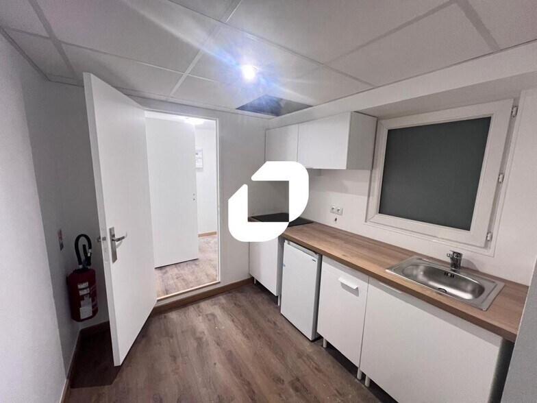 Light Industrial in Chelles to rent - Interior Photo - Image 3 of 6