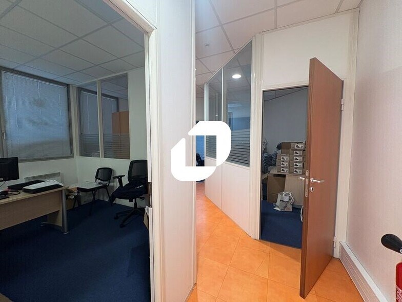 Office in Montigny-le-Bretonneux to rent - Interior Photo - Image 2 of 8