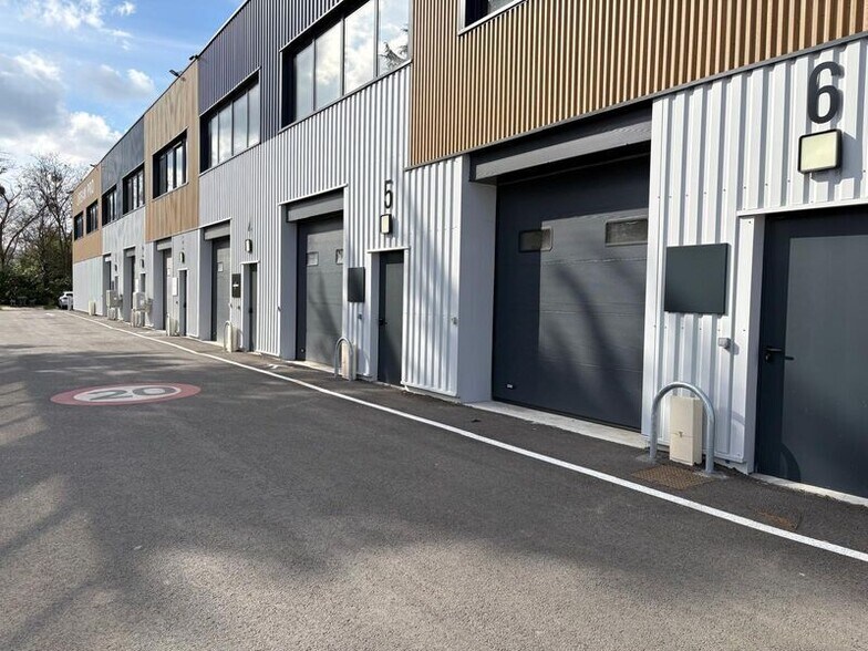 Light Industrial in Neuilly-Plaisance to rent - Building Photo - Image 2 of 14