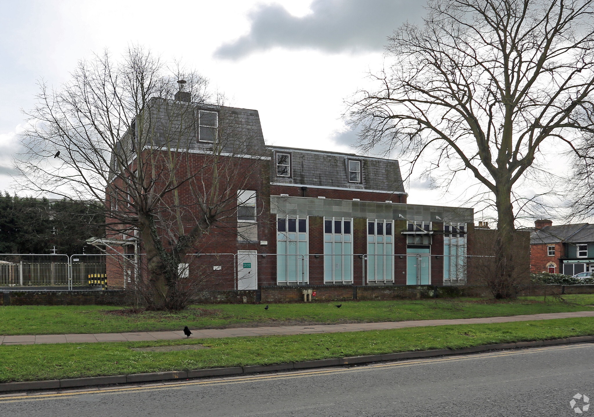 2 Walton Rd, Aylesbury to rent Building Photo- Image 1 of 3