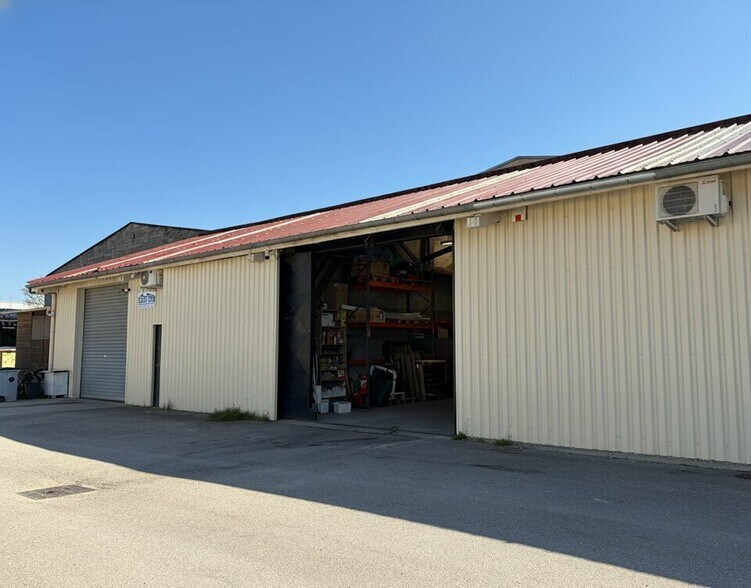 73 Rue Paul Et Marc Barbezat, Décines-Charpieu to rent - Building Photo - Image 1 of 6